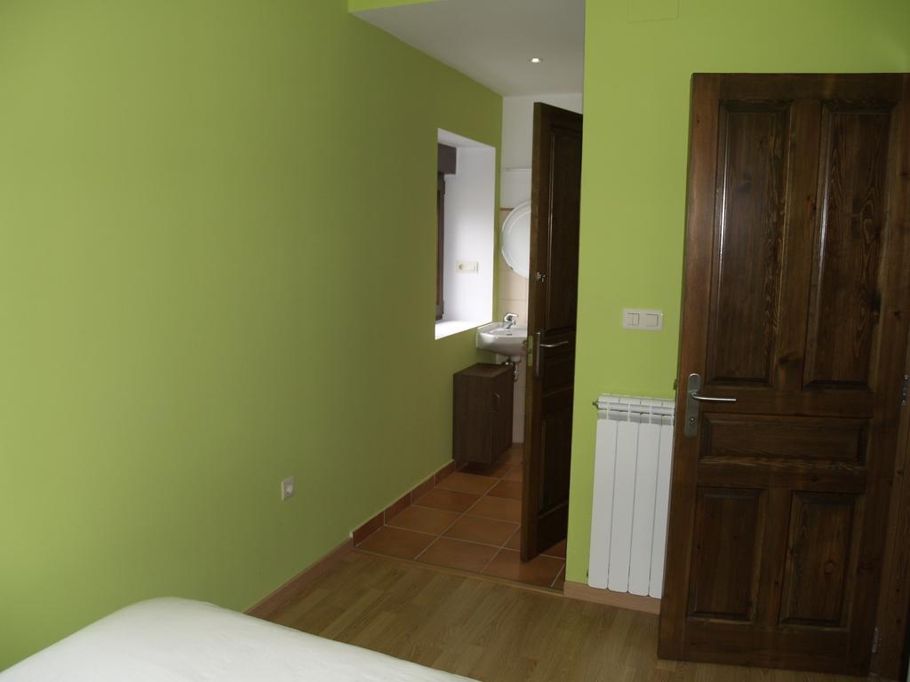 Albergue De Yebra Yebra de Basa Szoba fotó
